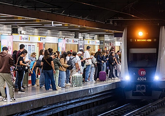 Estación de Metrovalencia repleta de viajeros a la espera de acceder a uno de los trenes.