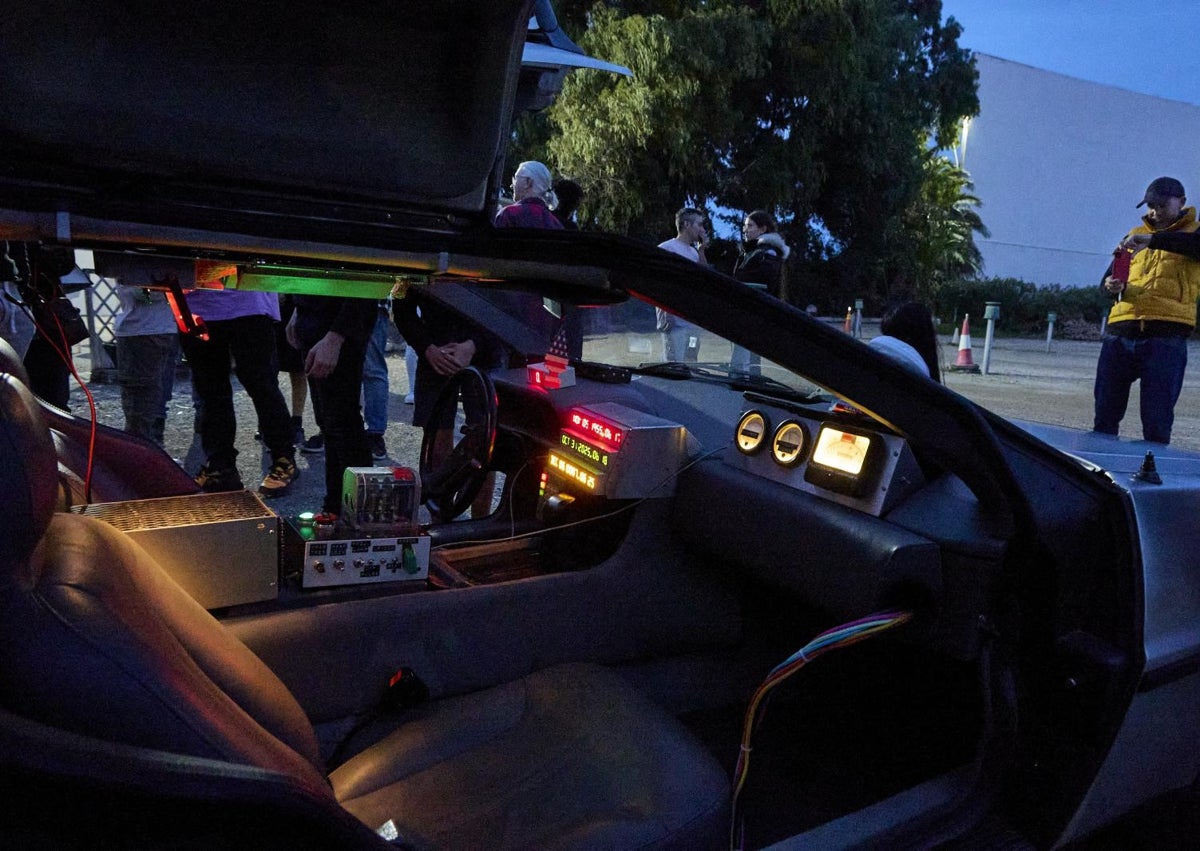 Imagen secundaria 1 - El coche de 'Regreso al Futuro' aparca en Valencia