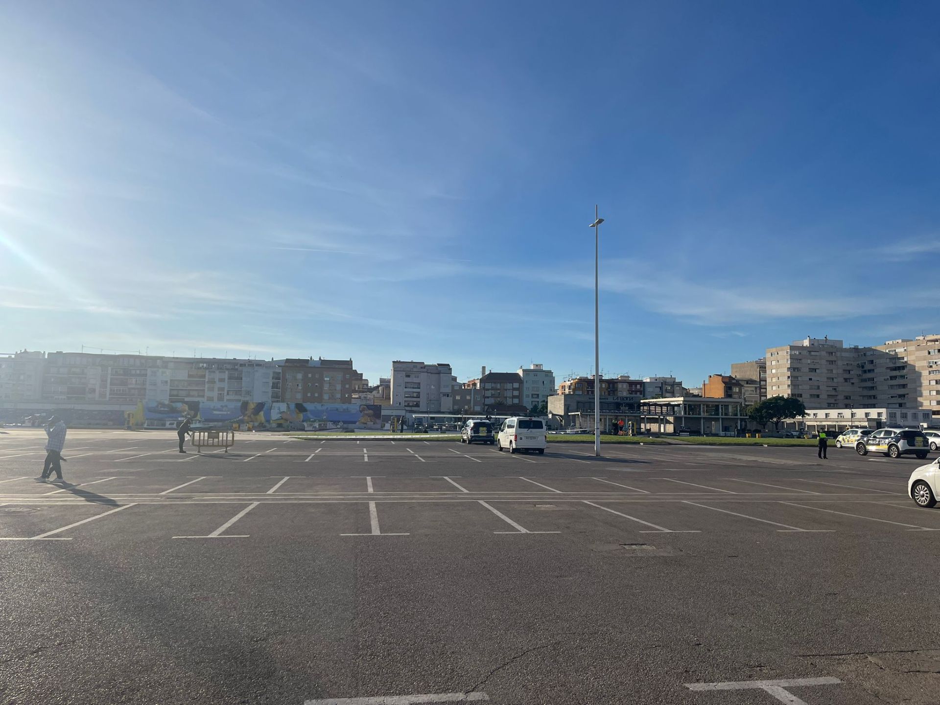 La Guardia Civil ultima la extracción del coche donde murió una joven en el puerto de Gandia