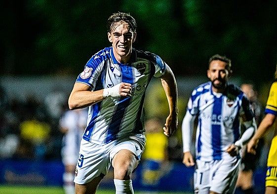Carlos Espí celebra un gol del Levante en el partido de Copa del Rey.