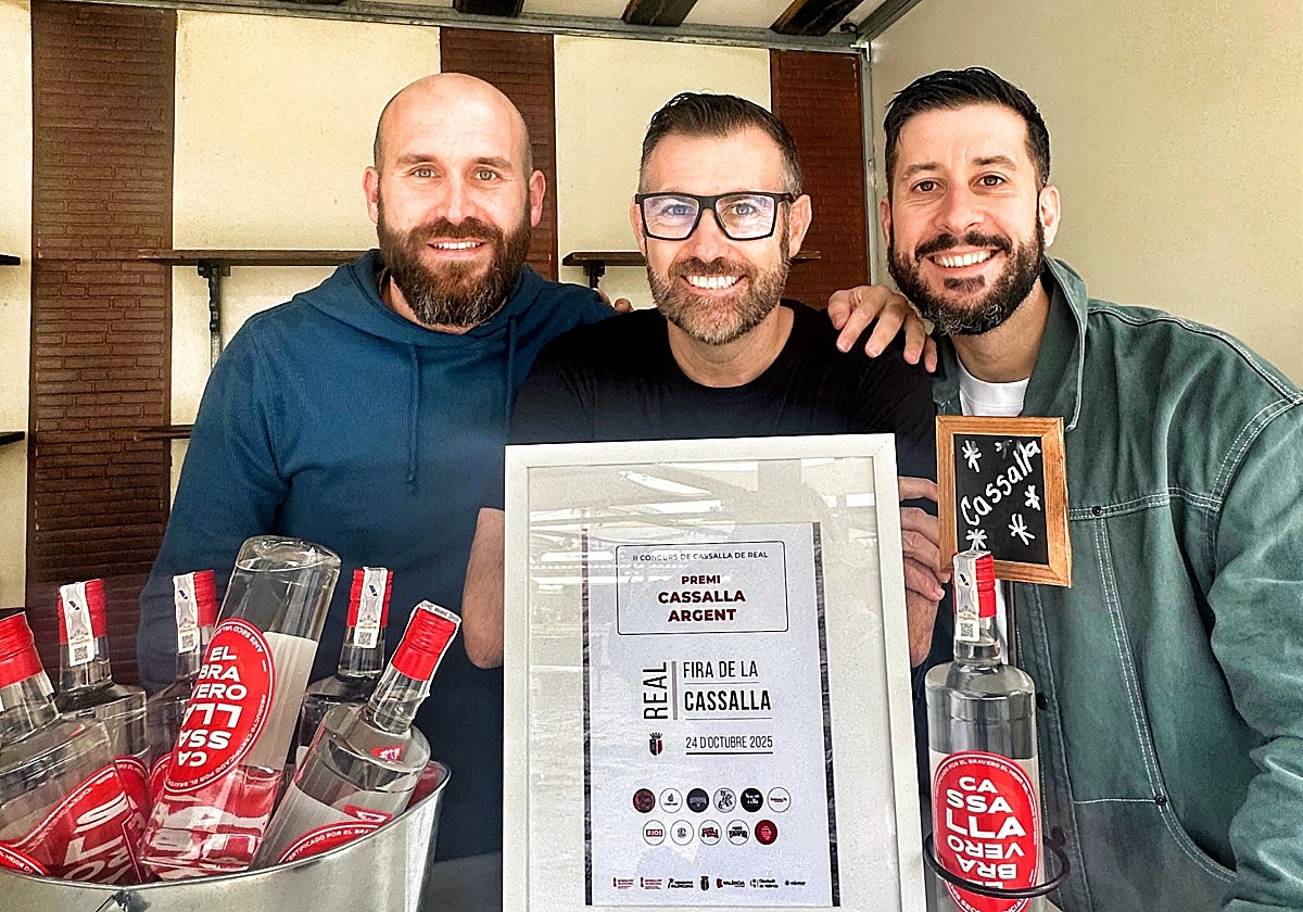 Óscar Alamán con el premio y acompañado por los creadores del destilado.