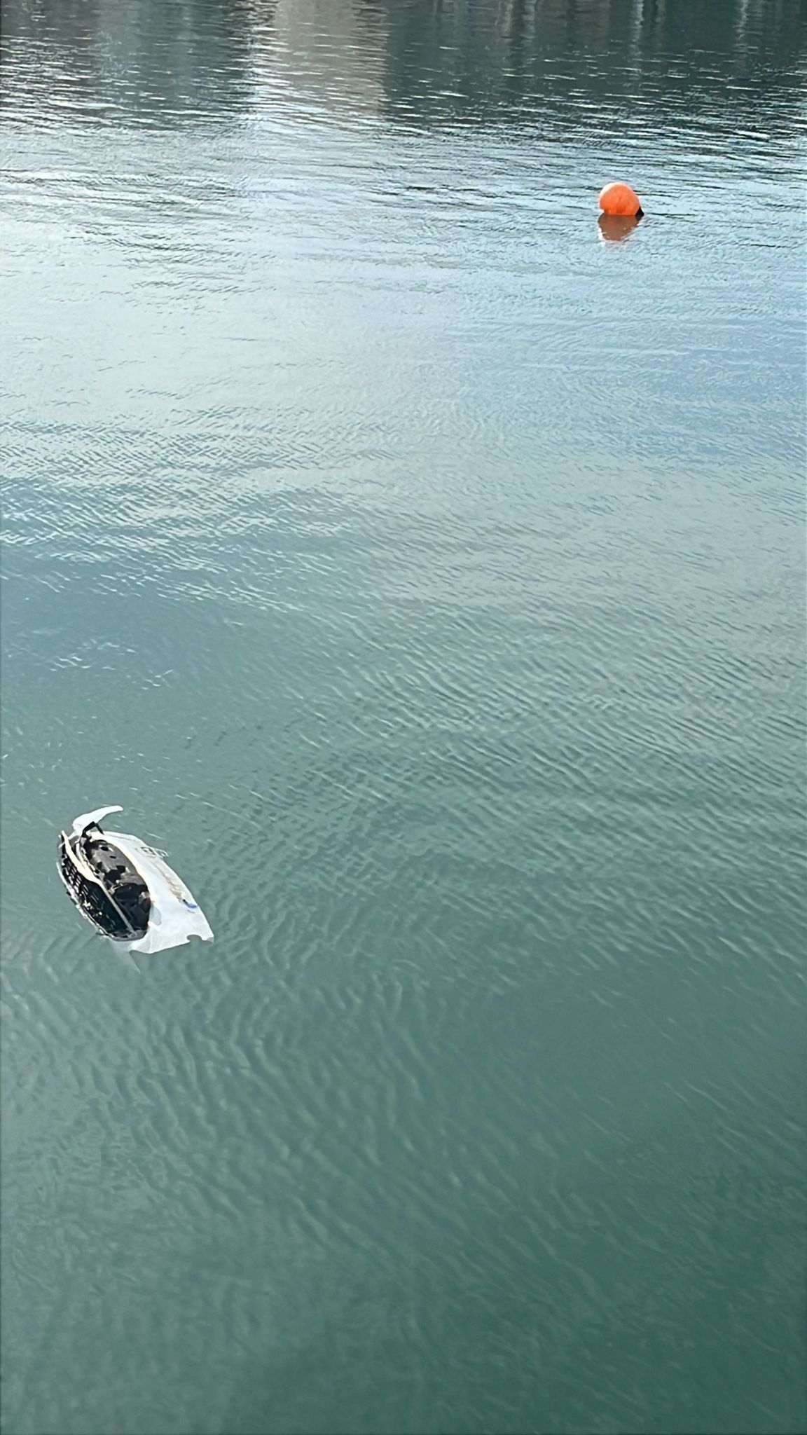 La Guardia Civil ultima la extracción del coche donde murió una joven en el puerto de Gandia