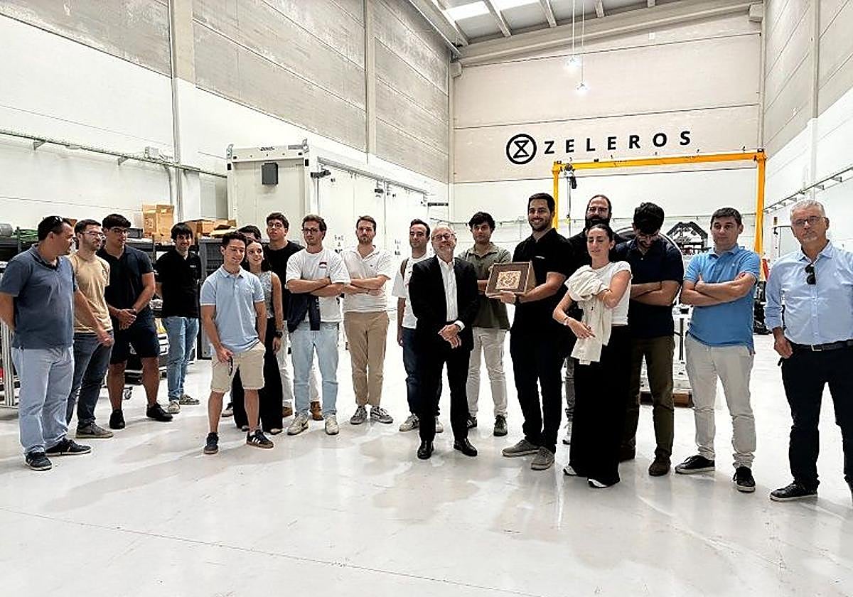 Un grupo de ingenieros industriales visitan la nave de Zeleros en Paterna