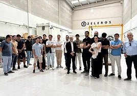 Un grupo de ingenieros industriales visitan la nave de Zeleros en Paterna