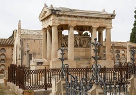 Panteón de Virginia Dotres, vallado y con piezas sueltas en el techo, en el Cementerio General de Valencia.