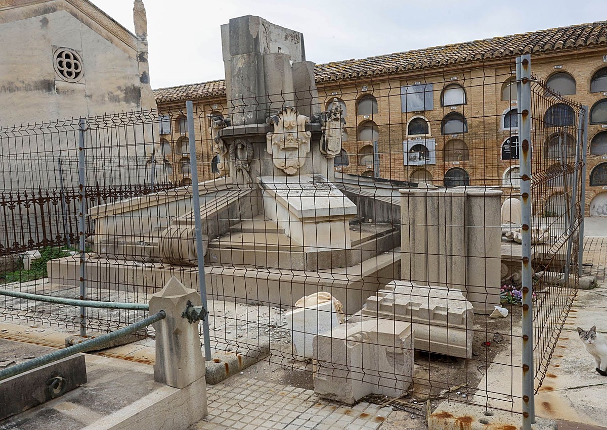 Imagen secundaria 1 - Panteón de Caro y Conicio, en la sección primera izquierda del Cementerio General de Valencia, el de los marqueses de Tremolar y un tercero próximo a la puerta de acceso al Camposanto.