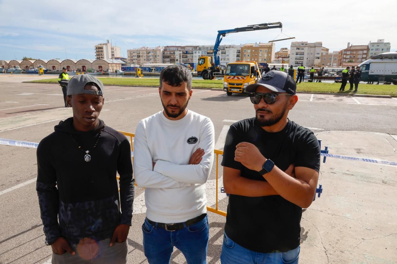 La Guardia Civil ultima la extracción del coche donde murió una joven en el puerto de Gandia