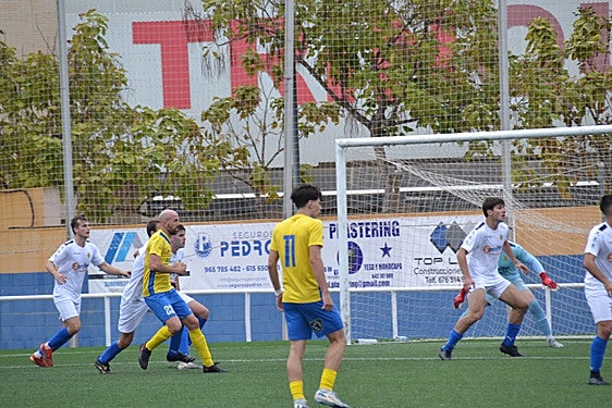 Jugadores del Dénia frente al Enguera.