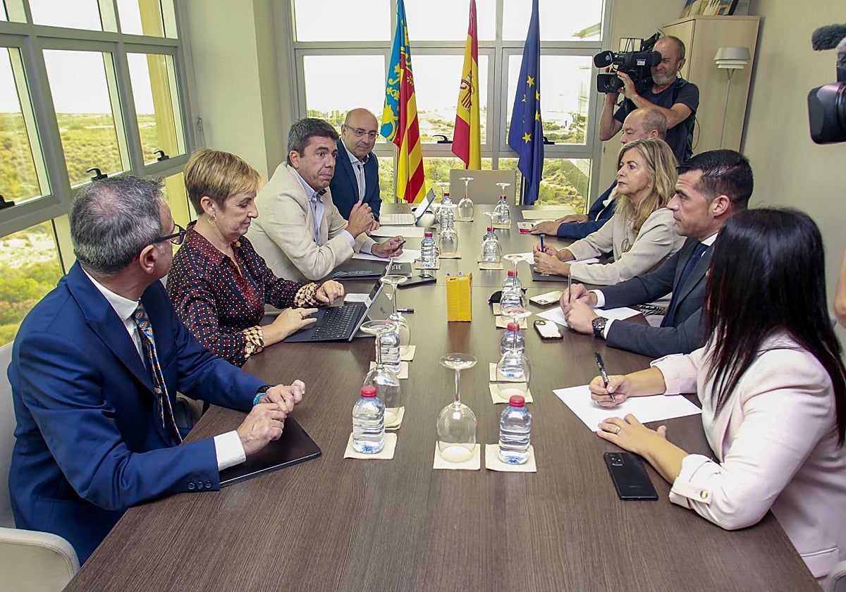 Mazón, en la reunión con miembros de la Generalitat celebrada ayer en Alicante.