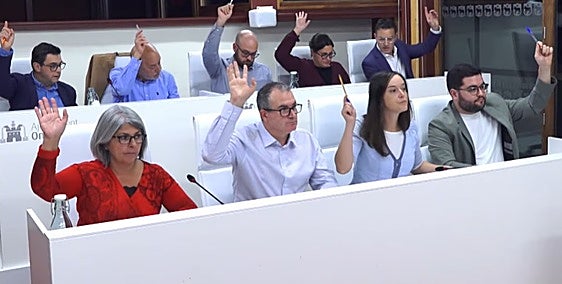 Los grupos de la oposición durante la votación del presupuesto para 2026.