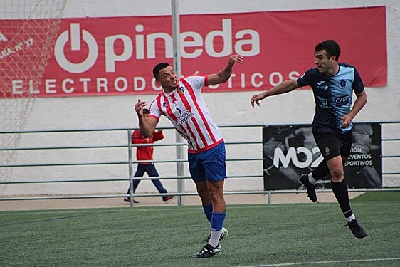 Paolo, jugador del CD Jávea, durante un partido.
