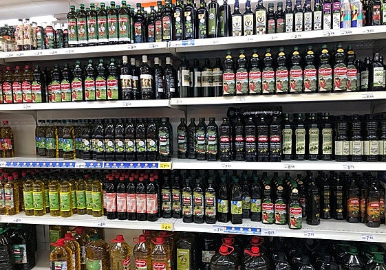 Botellas de aceite de oliva en un supermercado de la cadena Lupa en Cantabria.