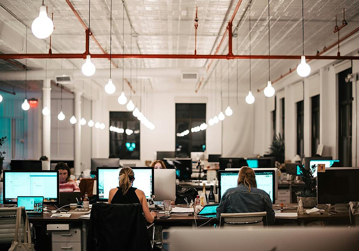 Trabajadores en una oficina, imagen de recurso.