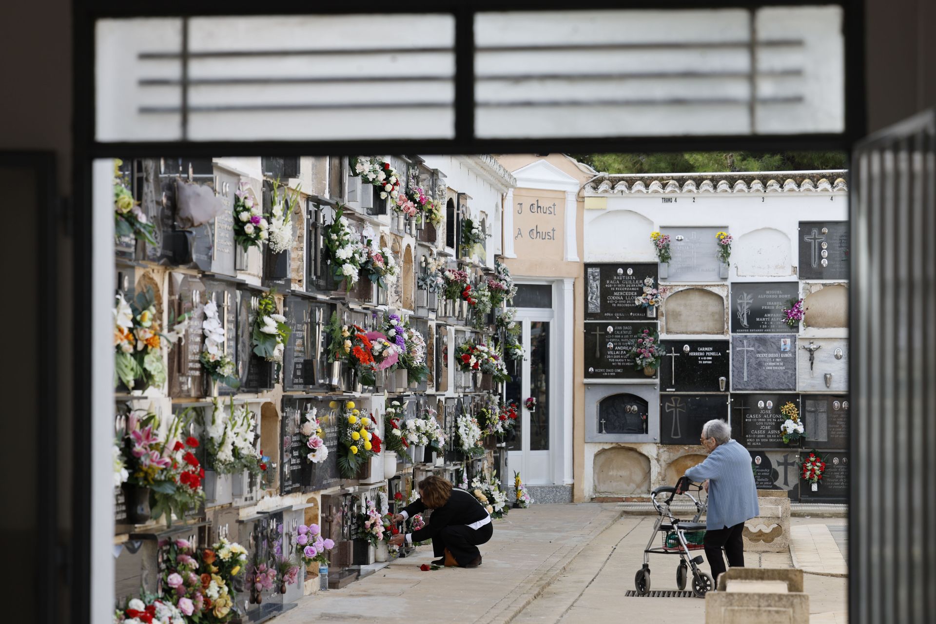 Los cementerios de Valencia se llenan el Día de Todos los Santos
