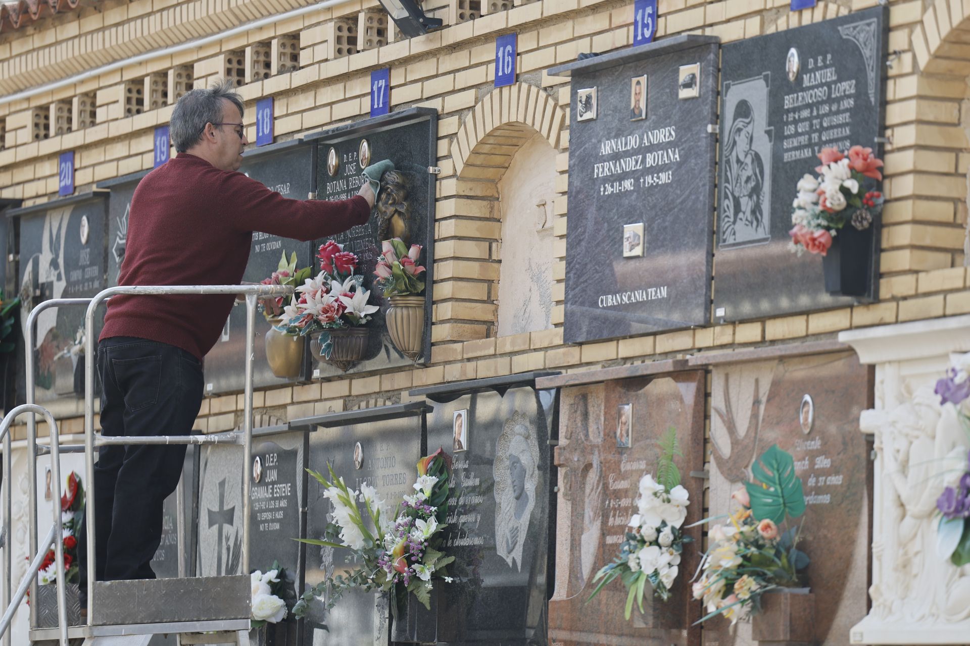 Los cementerios de Valencia se llenan el Día de Todos los Santos