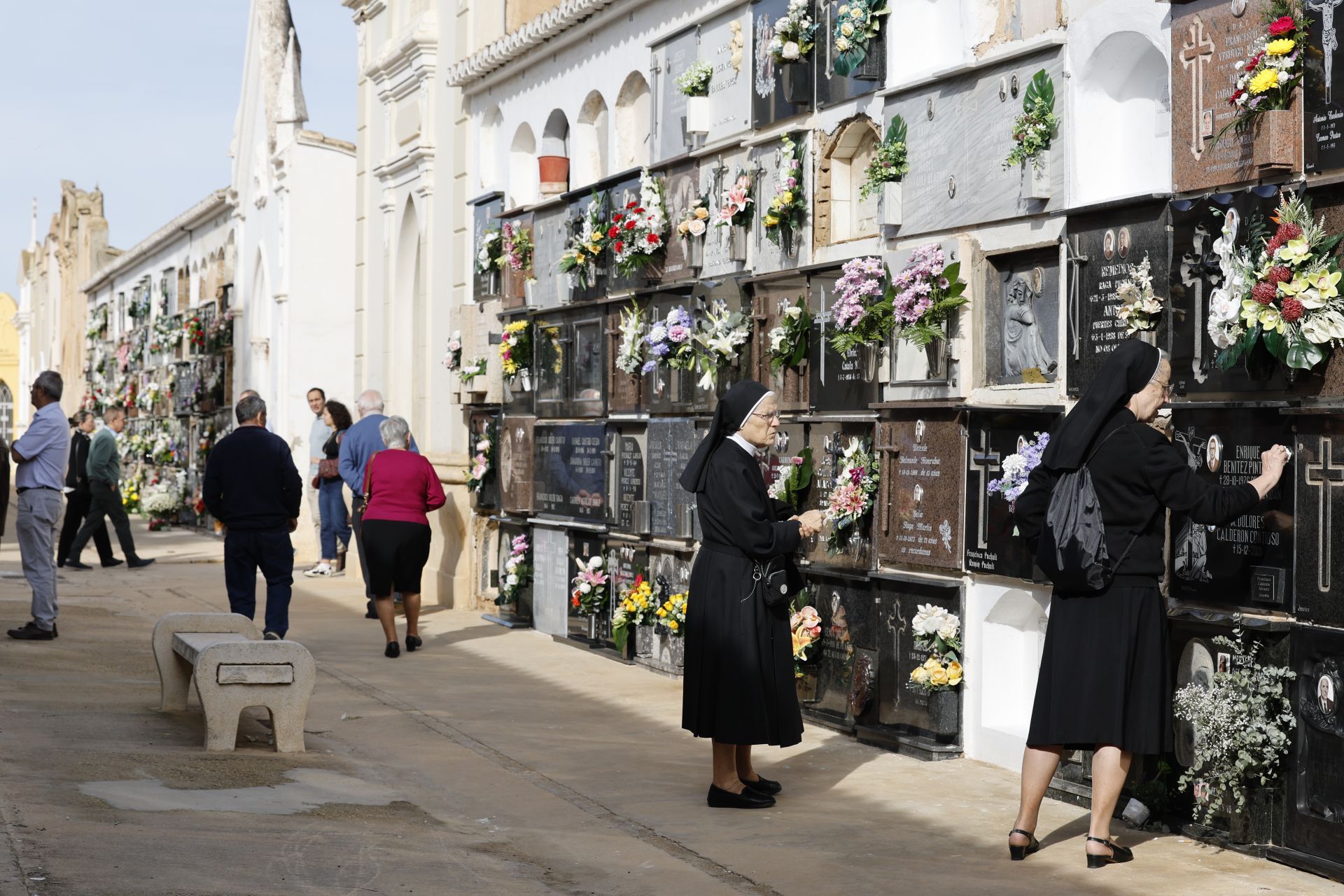Los cementerios de Valencia se llenan el Día de Todos los Santos