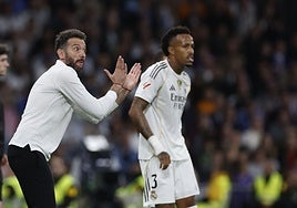 Carlos Corberán da instrucciones a sus futbolistas en el Bernabéu.