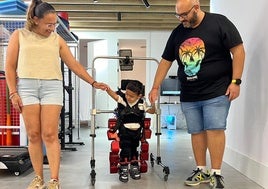 María José y Pablo, padres del niño, en una terapia con el pequeño.