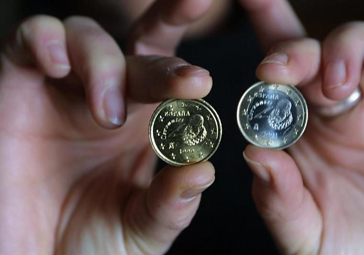 Moneda de 50 céntimos y de un euro, en imagen de archivo.