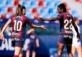 Erika González y Paulina Ali, futbolistas del Levante femenino.