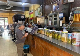 Barra de Bodega Fila repleta de encurtidos y frutos secos.