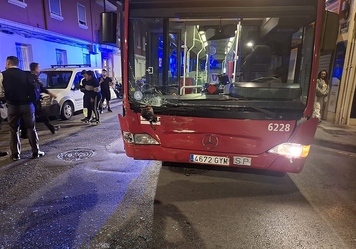 El autobús con daños en el frontal derecho tras el accidente.