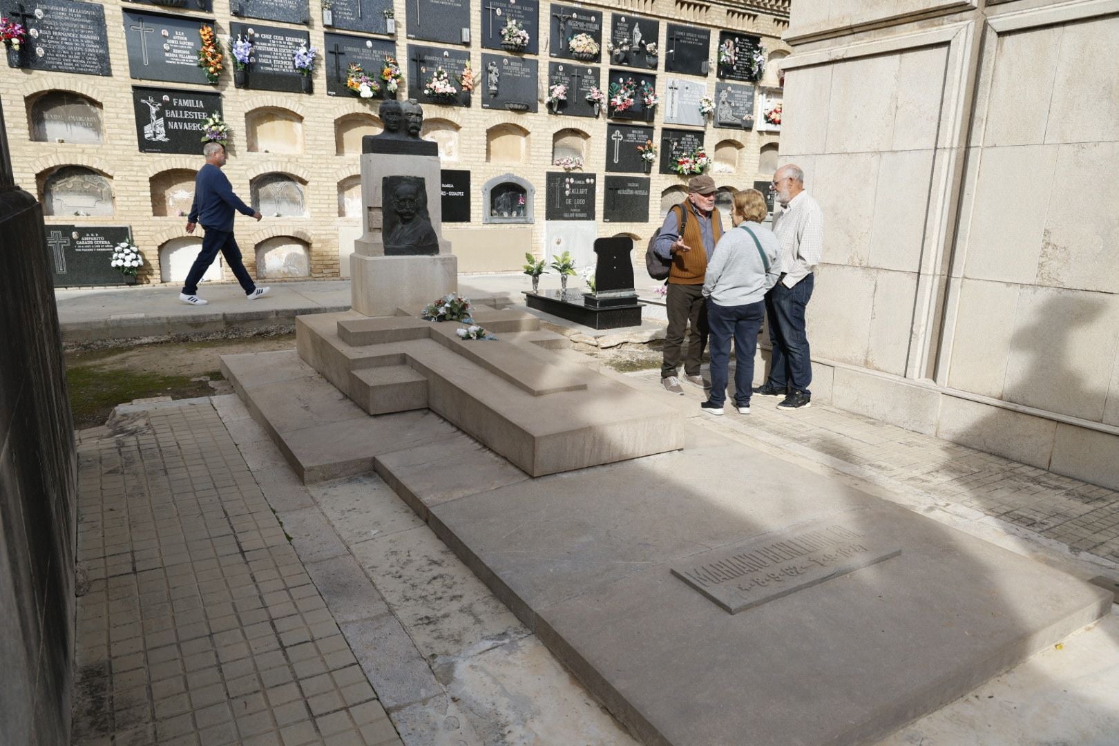 Los cementerios de Valencia se llenan el Día de Todos los Santos