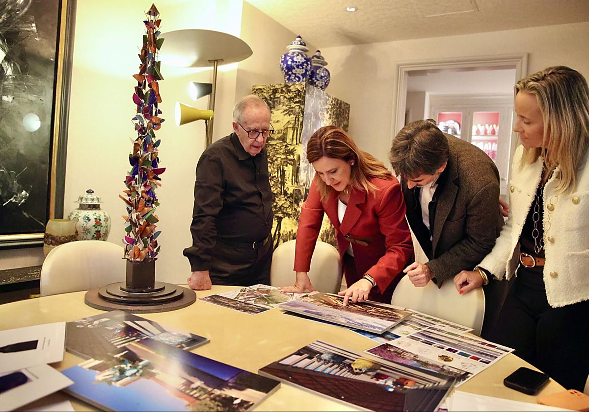 Imagen principal - Catalá y Valdés, junto a los concejales José Luis Moreno y Paula Llobet.