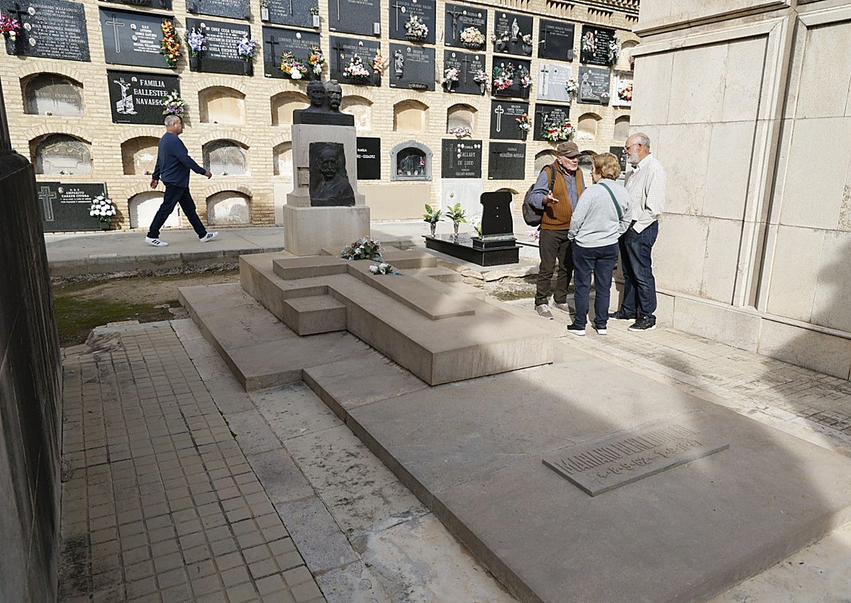 Imagen secundaria 1 - José Luis y Salvador Gimeno; sepulcro de Benlliure y asistentes al Cementerio del Cabanyal.
