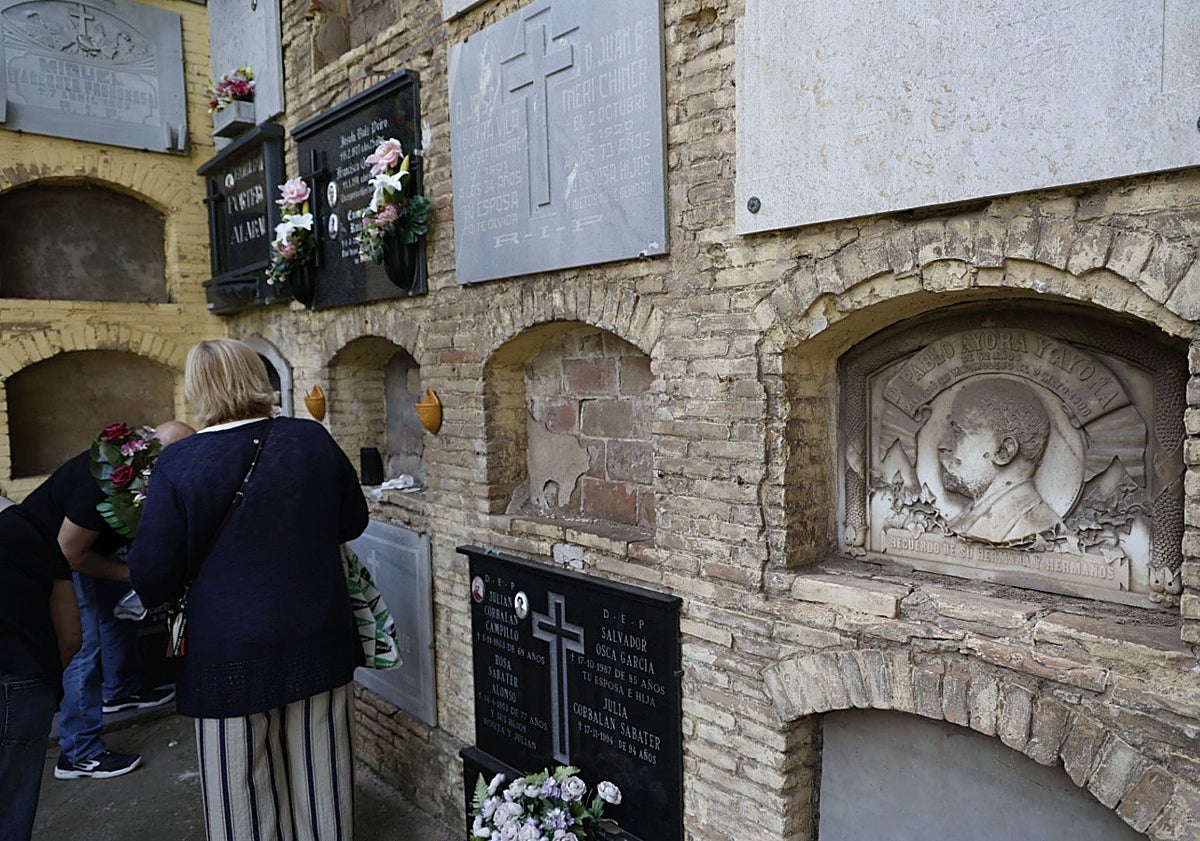 Imagen principal - Cementerio del Grao, con una tumba de los soldados muertos en Cuba.