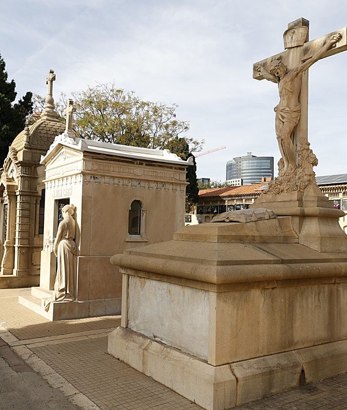 Imagen secundaria 2 - Escultura de nieta y su anuela en el Cementerio del Grao, parte del camposanto civil y panteones.