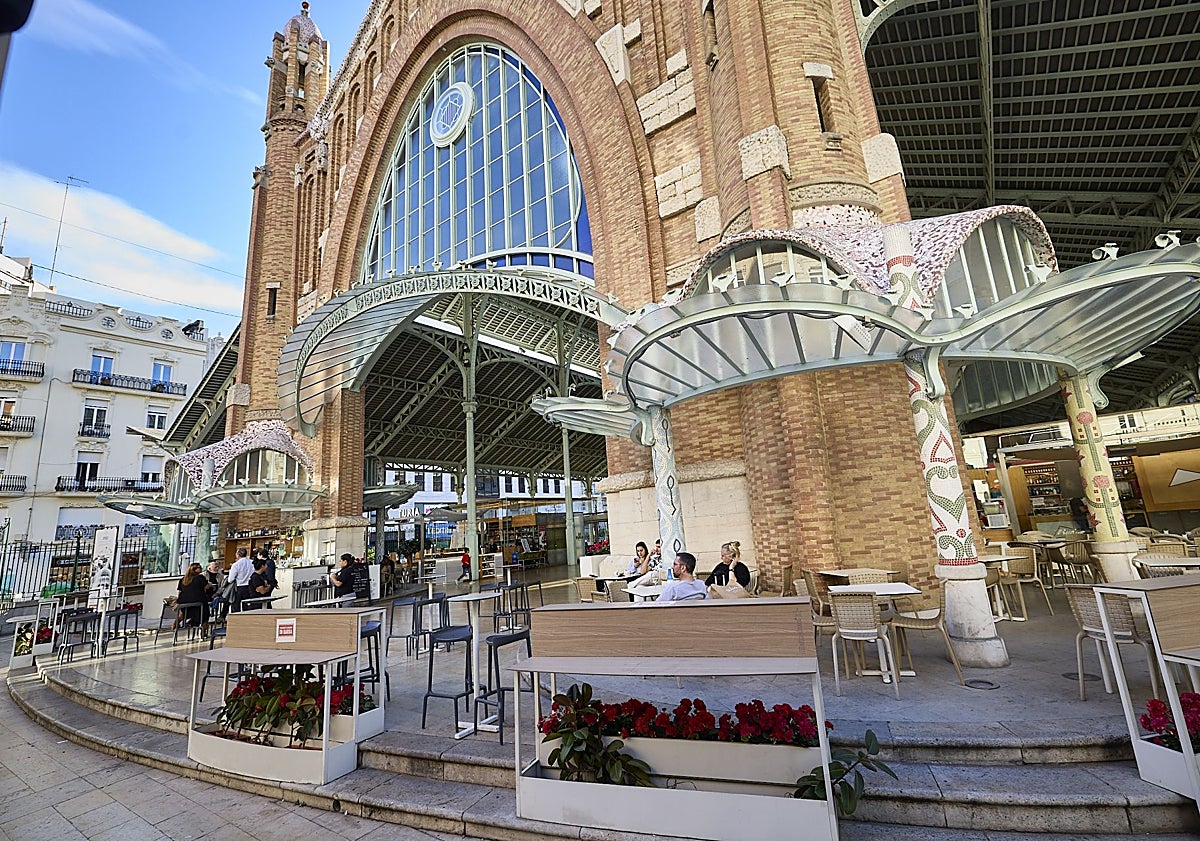 Imagen principal - Zona de terrazas del Mercado de Colón y la alcaldesa de Valencia, María José Catalá con el responsable de Aumsa, Ignacio Calabuig, y la asociación de comerciantes del Mercado de Colón en una pasada reunión.