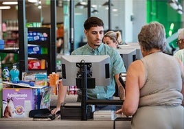 Un cajero en un supermercado de la cadena.