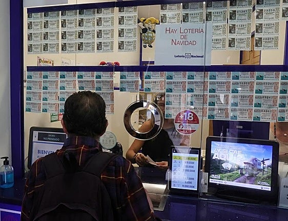 Venta de lotería en una administración.