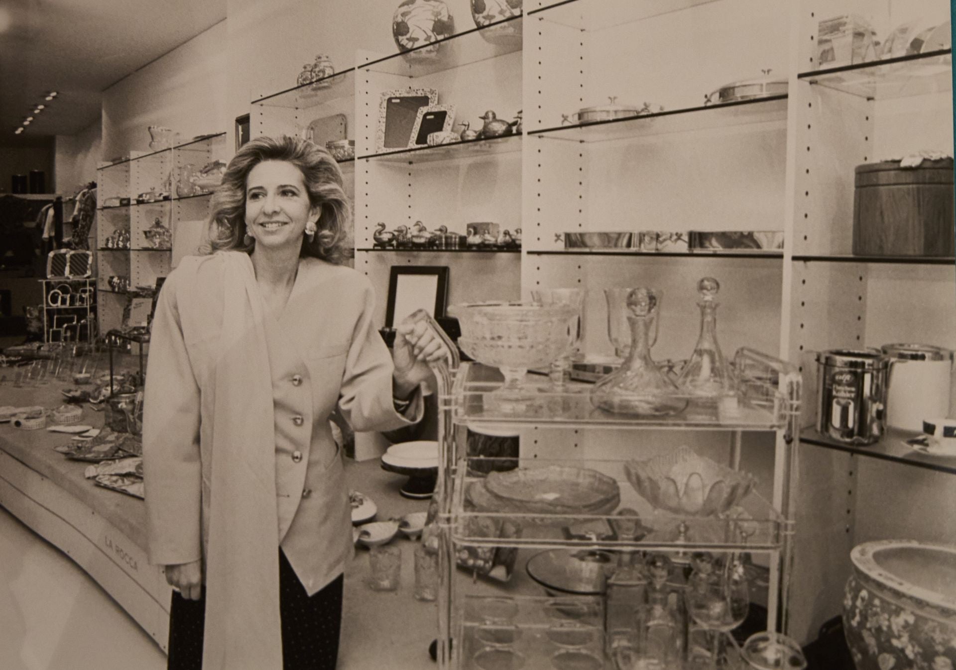 Mayrén en la tienda que regentaba recién casada con Alfonso Manglano.