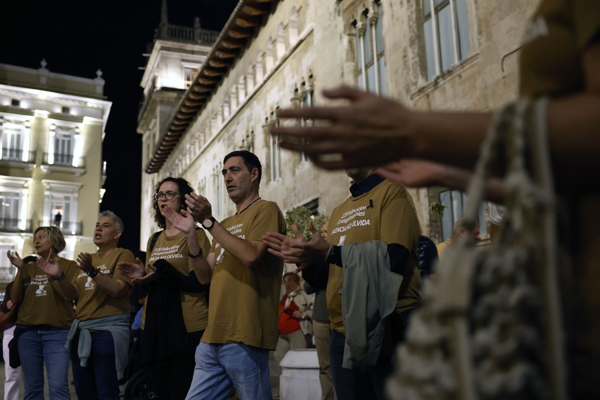 FOTOS | Protesta contra Mazón ante el Palau de la Generalitat