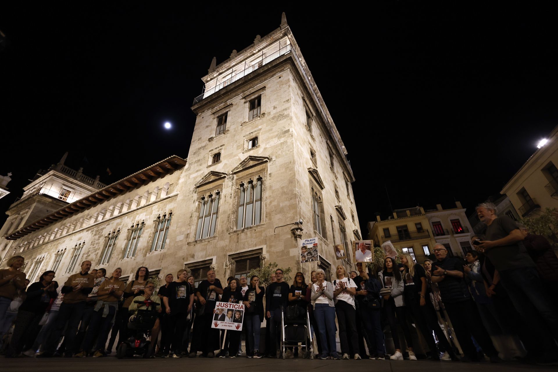 FOTOS | Protesta contra Mazón ante el Palau de la Generalitat