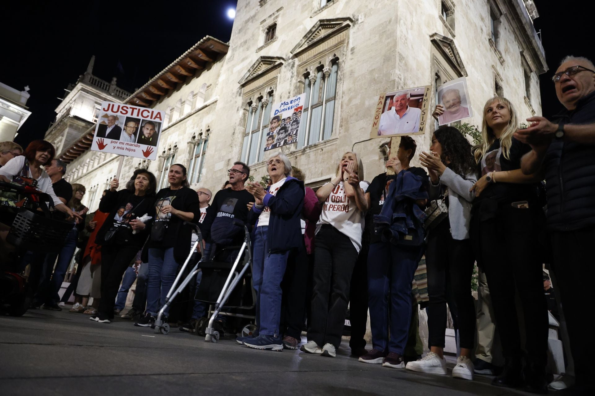 FOTOS | Protesta contra Mazón ante el Palau de la Generalitat