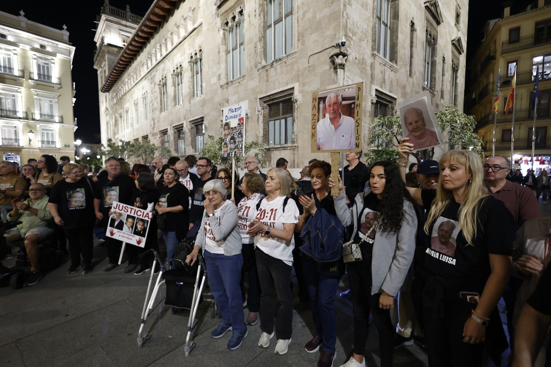 FOTOS | Protesta contra Mazón ante el Palau de la Generalitat