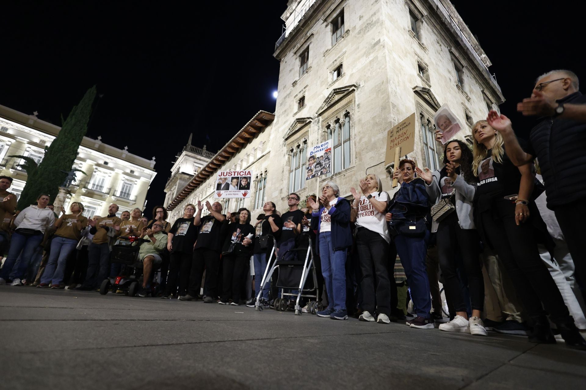 FOTOS | Protesta contra Mazón ante el Palau de la Generalitat