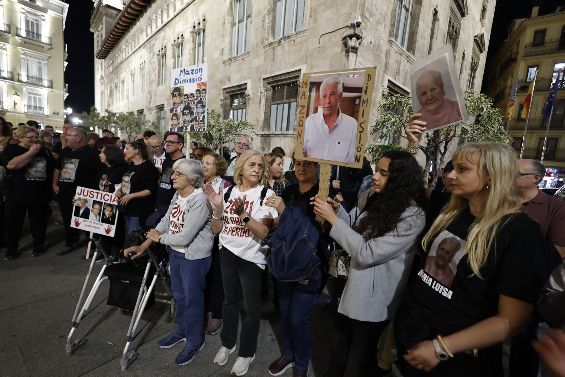 FOTOS | Protesta contra Mazón ante el Palau de la Generalitat