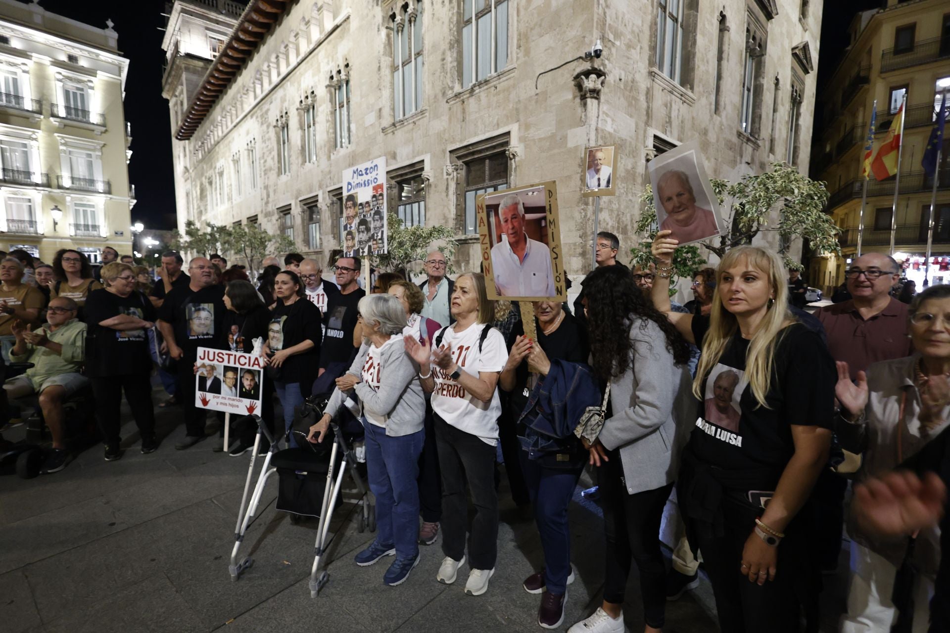 FOTOS | Protesta contra Mazón ante el Palau de la Generalitat