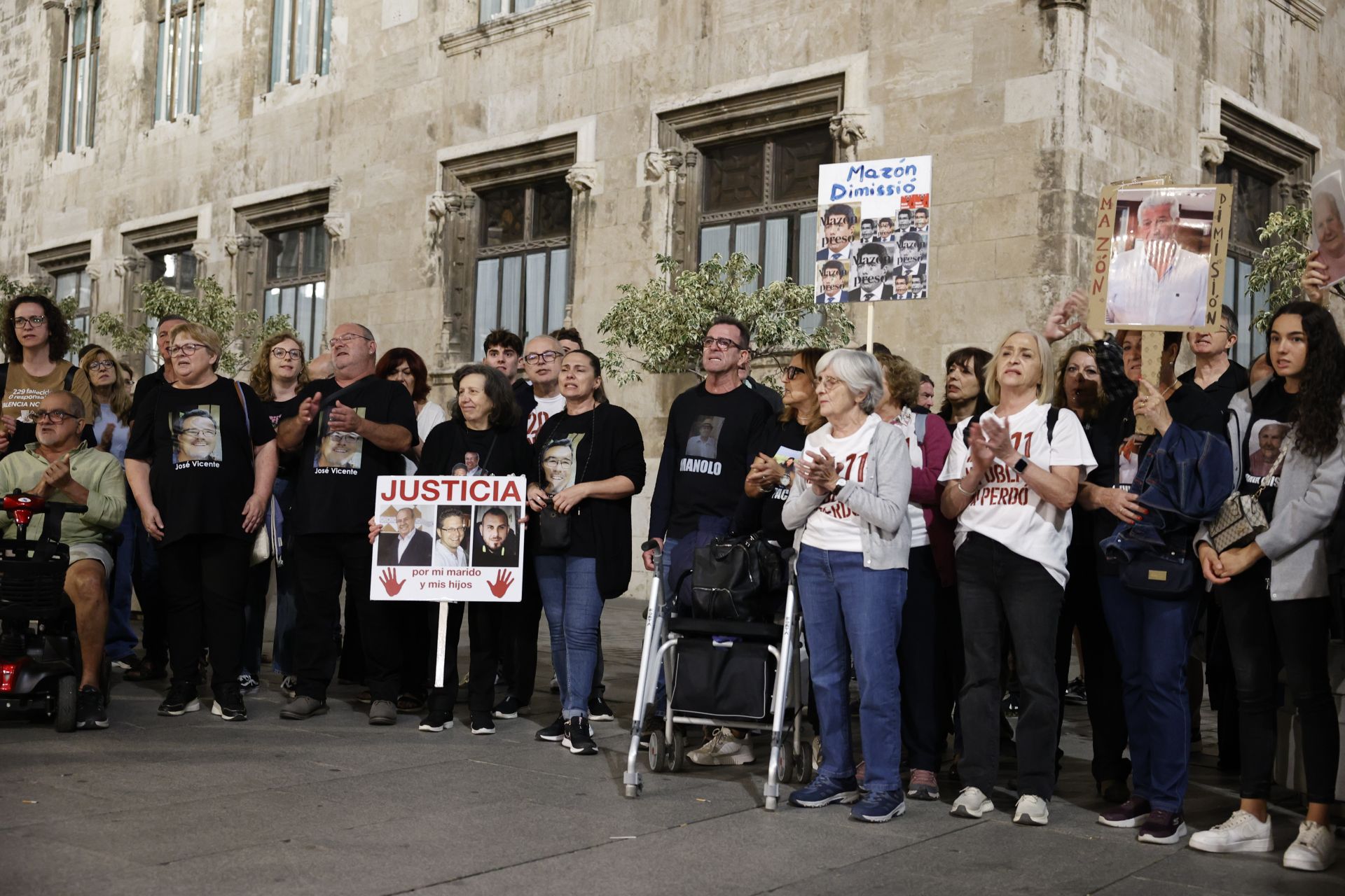 FOTOS | Protesta contra Mazón ante el Palau de la Generalitat