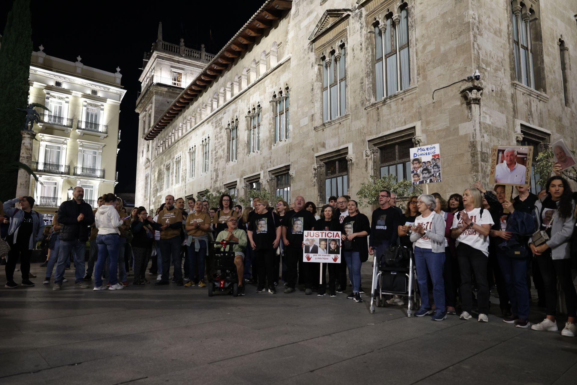 FOTOS | Protesta contra Mazón ante el Palau de la Generalitat