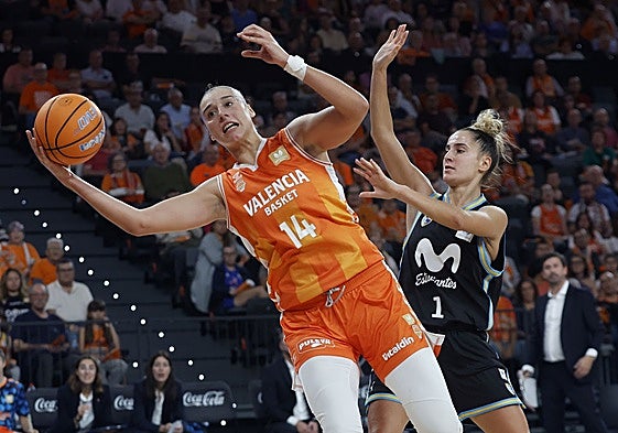 Raquel Carrera controla el balón ante Berjani.