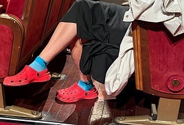 Una mujer luce unas 'crocs' en la gala inaugural del 40 aniversario de la Mostra de Valencia.