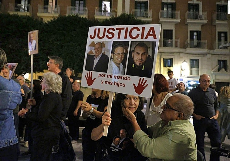 Varios ciudadanos concentrados en las inmediaciones del Palau.