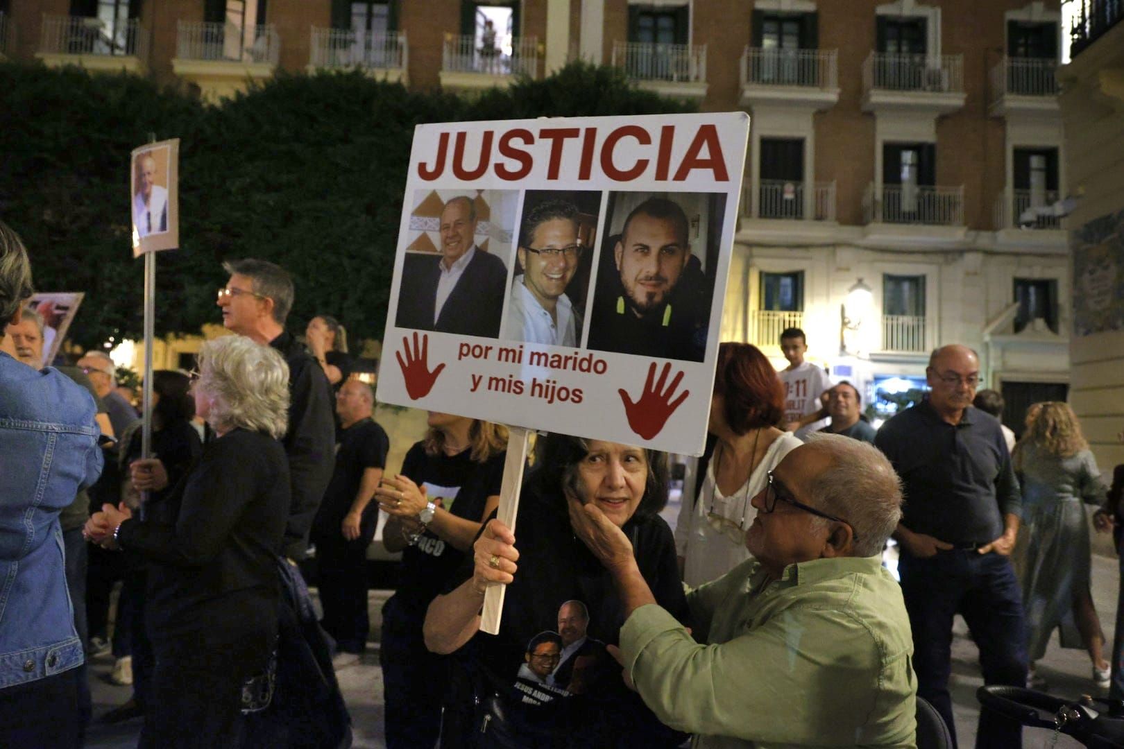 FOTOS | Protesta contra Mazón ante el Palau de la Generalitat