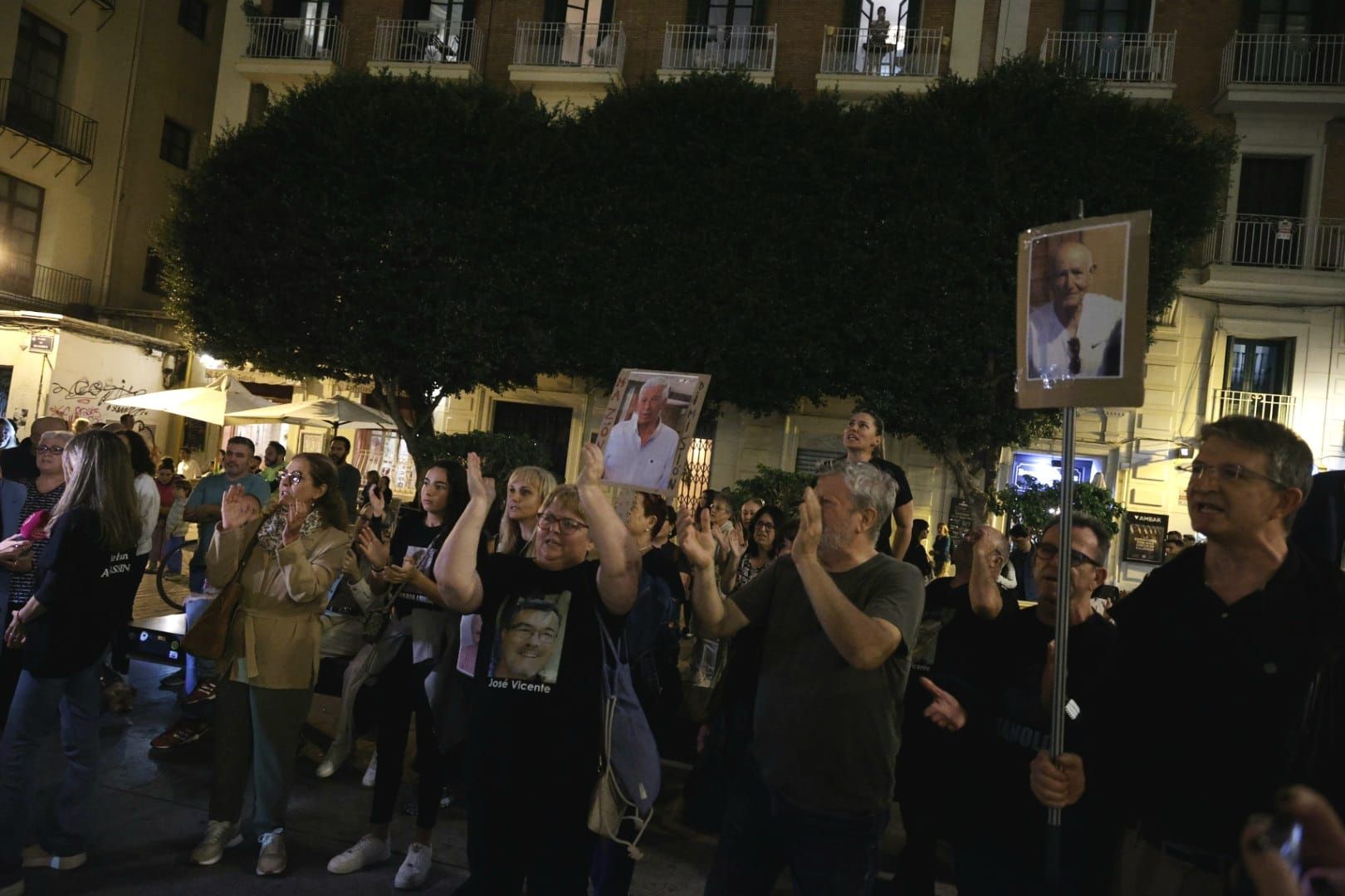 FOTOS | Protesta contra Mazón ante el Palau de la Generalitat