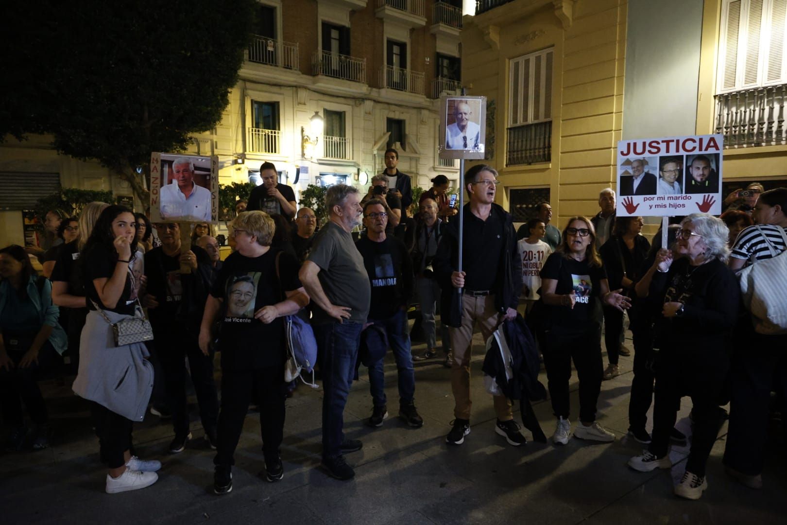 FOTOS | Protesta contra Mazón ante el Palau de la Generalitat